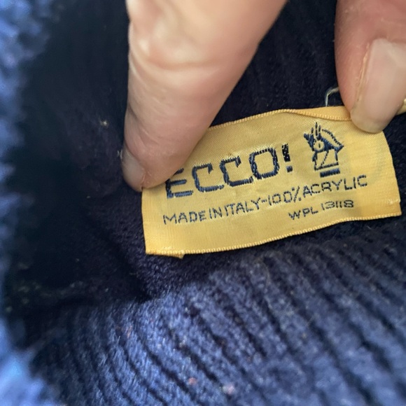 Womans Vintage Long Sleeve Turtleneck. Size Medium. Made in Italy,100% Acrylic - Picture 2 of 8